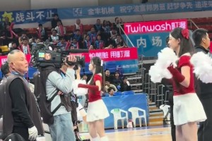 摄像师在拉拉队美女的带动下也舞了一曲...