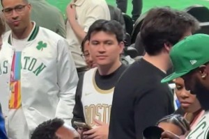 绿军名宿！皮尔斯今日现场观战凯尔特人vs森林狼，中场休息时为球迷签名