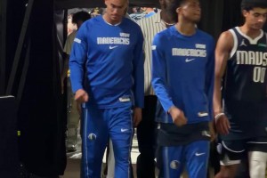 都不愿看到伤病🙏独行侠队离场，球员们面色凝重