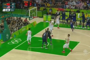 😂又成背景板？名场面：赵继伟奥运会晃倒乔治！