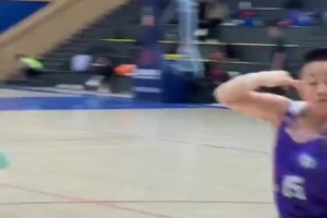 🤣这庆祝动作我这辈子都想不出来~